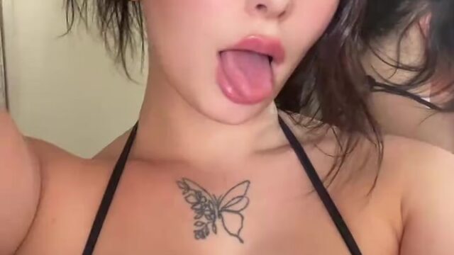 Ariana Wells Aka MisMollyy Shows Off Her Big Boobs